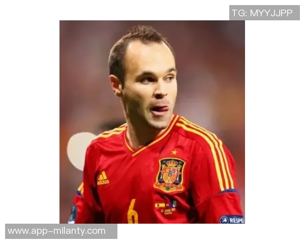 伊涅斯塔荣获环足奖生涯贡献奖与德约维蒂尼亚合影庆祝